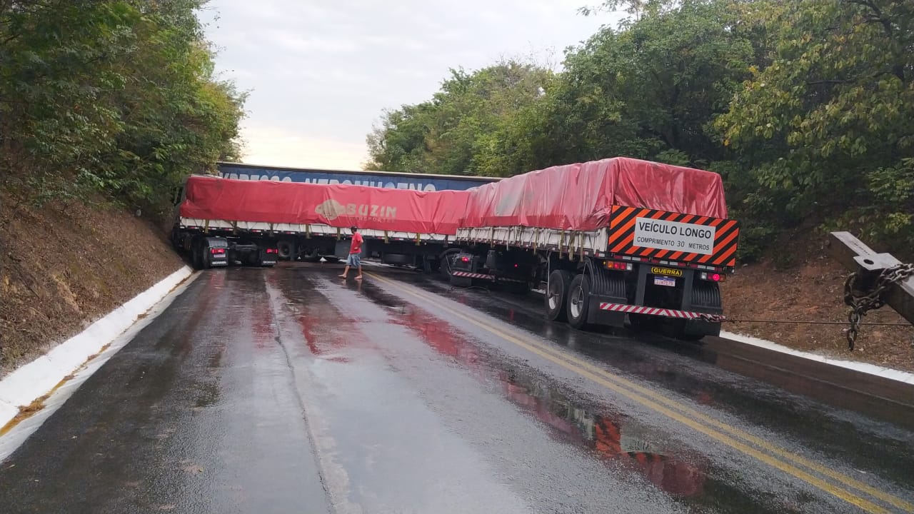 BR-251, perto de Francisco Sá: Uma carreta bateu na traseira de outra  carreta, após um outro veículo de carga fazer um L na pista