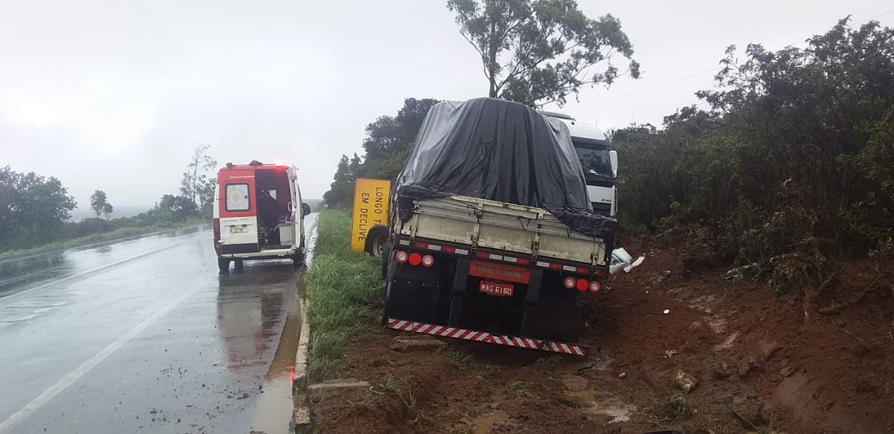 BR-251, perto de Francisco Sá: Uma carreta bateu na traseira de outra  carreta, após um outro veículo de carga fazer um L na pista